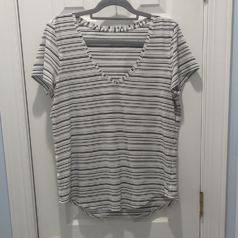 🖤 Lululemon 🖤 Black and White Short Sleeve Large
